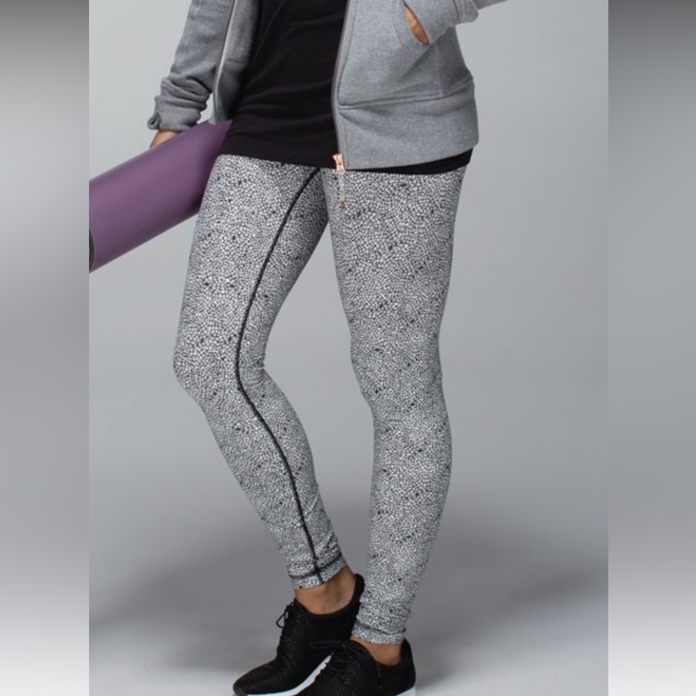 132. Lululemon Wunder Under Pant
Plush Petal Deep Coal Ghost